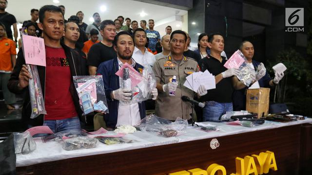 Polisi Tunjukkan Tersangka dan Barang Bukti Kerusuhan Aksi 22 Mei
