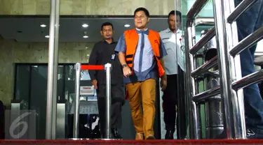 Anggota DPRD dari F-Gerindra, Adam Munandar meninggalkan Gedung KPK, Jakarta, Selasa (11/8/2015). Adam diperiksa sebagai tersangka kasus dugaan suap pembahasan RAPBD Perubahan 2015 di Kabupaten Musi Banyuasin. (Liputan6.com/Helmi Afandi)