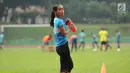 Atlet atletik putri, Triyaningsih disela-sela latihan di GOR Ragunan, Jakarta, Kamis (20/7). Triyaningsih menjadi andalan tim atletik Indonesia di SEA Games 2017 untuk nomor lari jarak 5000 meter dan 10.000 meter. (Liputan6.com/Helmi Fithriansyah)