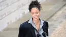 Belum lama ini Rihanna menanggapi komentar fansnya yang tidak mengenakan terkait dengan bentuk tubuhnya. Ia membalas perkataan orang-orang yang mengatakan berta tubuhnya bertambah. (AFP/Christophe Archambault)