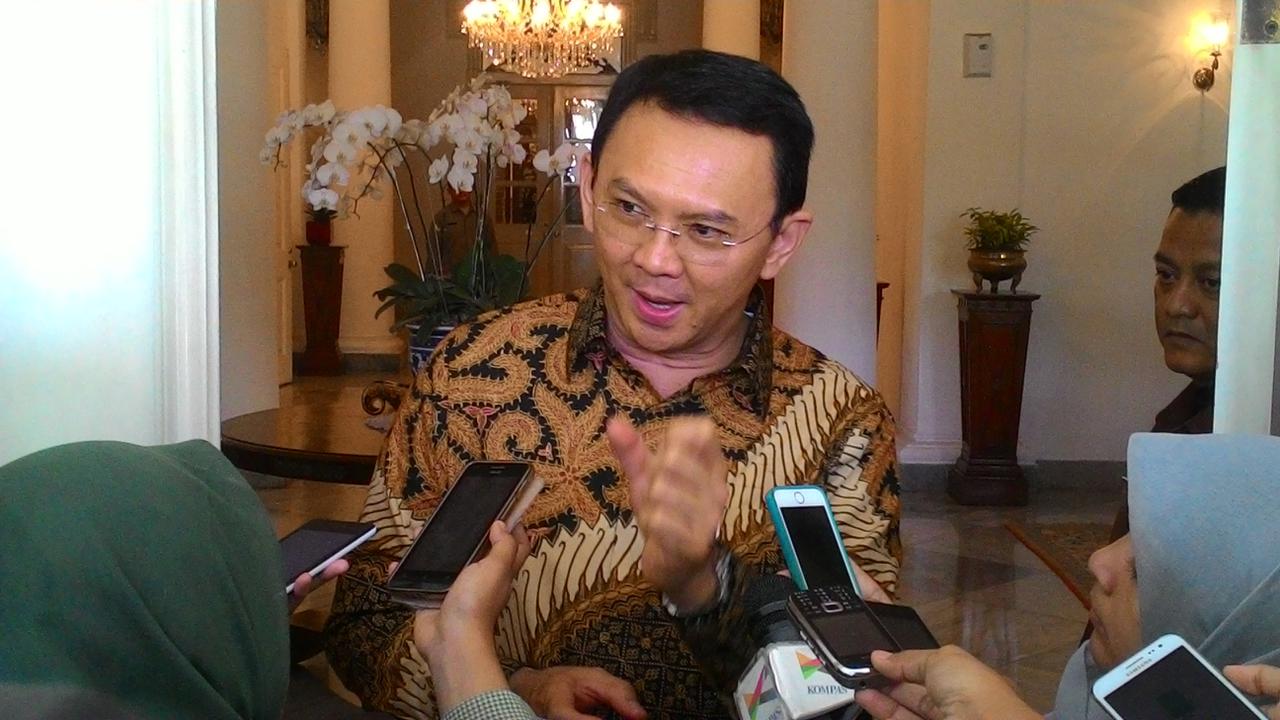 20160114-gubernur-jakarta-ahok batik