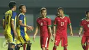 Pemain Timnas Indonesia U-19, Egy Maulana (ketiga kiri) memberi kode arah sepak pojok  saat laga latih tanding melawan Patriot Candrabhaga FC di Stadion Patriot, Bekasi, Kamis (27/4). Timnas Indonesia U-19 unggul 2-0. (Liputan6.com/Helmi Fithriansyah)