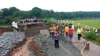 Jembatan Bodem, berlokasi di Desa Karangmukti, Kecamatan Bungursari Kabupaten Purwakarta ambruk, Jumat (3/4/2020) dan menimbun sejumlah orang. (Foto: Liputan6.com/Abramena)