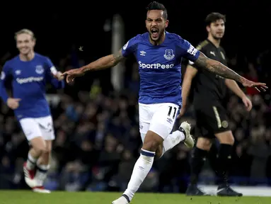 Pemain Everton, Theo Walcott merayakan golnya ke gawang Leicester City pada lanjutan Premier League pekan ke-25 di Goodison Park, Liverpool (1/2/2018). Everton menang 2-0. (Nick Potts/PA via AP)