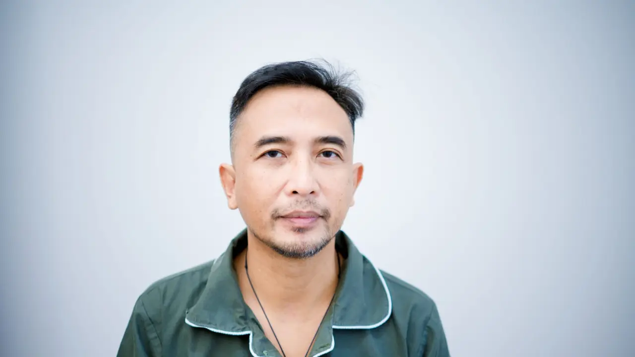 Penampilan Piyu belakangan ini berubah, jika dulu sering memakai topi lantaran memiliki rambut gundul, kini dia tampil percaya diri dengan rambut lebat