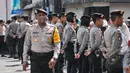 Petugas kepolisian berbaris menjaga jalan yang dilalui Para kepala Negara dan delegasi dari Asia dan Afrika mengikuti 'Historical Walk' dalam rangkaian Peringatan KAA ke-60, di Jalan Asia Afrika, Bandung, Jumat (24/4/2015). (Liputan6.com/Faizal Fanani)