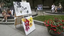 Karya-karya seni dipajang di area terbuka dalam pameran Art Downtown, Vancouver, British Columbia, Kanada, 4 September 2020. Art Downtown merupakan proyek yang memungkinkan seniman dan publik saling terhubung dan menginspirasi serta berbagi kreativitas. (Xinhua/Liang Sen)