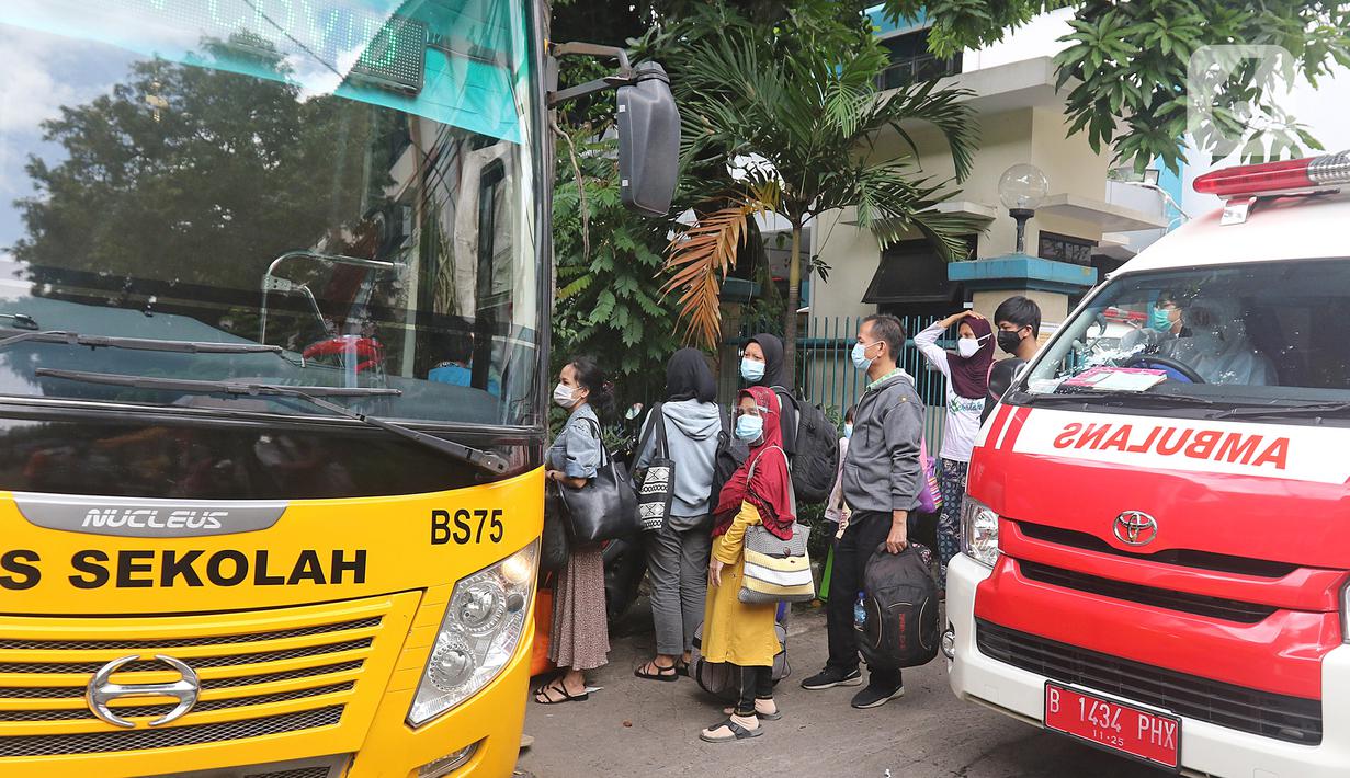 Sejumlah pasien Covid-19 Tanpa Gejala saat memasuki bus sekolah di Puskesmas Kecamatan Cilandak, Jakarta, Kamis (4/2/2021). Sehingga total kasus positif bertambah menjadi 1.123.105 orang. (Liputan6.com/Herman Zakharia)