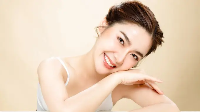 4 Langkah Maksimalkan Penggunaan Serum Hyaluronic Acid Demi Wajah Glowing Maksimal