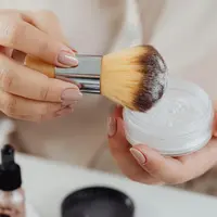 bedak tabur membantu mengunci makeup agar lebih tahan lama. /copyright pexels/karola