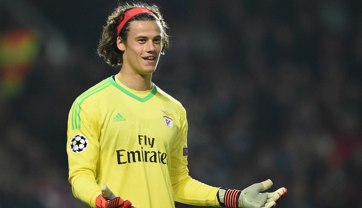 Mile Svilar. Kiper berusia 22 tahun dan berpostur 1,89 meter ini telah 5 musim memperkuat Benfica. Meski sempat menjadi kiper utama di tim yunior, namun sejak 2017/2018 saat promosi ke tim senior ia masih menjadi pelapis dan baru tampil 23 kali dengan torehan 8 kali clean sheet. (AFP/Oli Scarff).