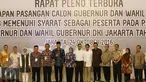 Ketua tim pemenangan Ahok-Djarot, Prasetio Edi bersama pasangan Cagub dan Cawagub DKI Jakarta Agus H Yudhoyono dan Sylviana Murni, Anies Baswedan dan Sandiaga Uno foto bersama saat rapat pleno, Jakarta, Senin (24/10). (Liputan6.com/Immanuel Antonius)