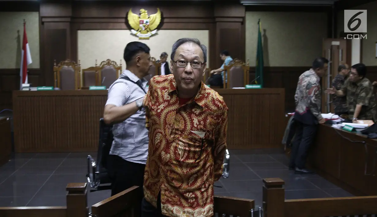 Terdakwa kasus korupsi E-KTP Made Oka Masagung usai menjalani sidang lanjutan di Pengadilan Tipikor, Jakarta, Selasa (23/10). Sidang beragendakan pemeriksaan terdakwa. (Liputan6.com/Herman Zakharia)