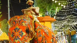 Seekor gajah terlihat dalam prosesi tahunan umat Buddha di Kotte Rajamaha Viharaya, Kolombo, Sri Lanka, 29 Agustus 2020. Prosesi tersebut dimeriahkan dengan beragam tarian daerah tradisional dan tarian budaya, serta gajah-gajah yang didandani dengan berbagai kostum mewah. (Xinhua/Tang Lu)