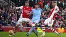 Pemain Manchester City Rodrigo (tengah) menendang untuk mencetak gol melewati pemain Arsenal Rob Holding (kiri) dan Ben White pada pertandingan sepak bola Liga Inggris di Stadion Emirates, London, Inggris, 1 Januari 2022. Manchester City menang 2-1. (AP Photo/Matt Dunham)