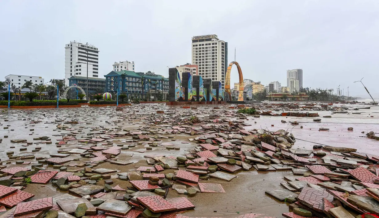 Pemandangan Pantai Cua Lo yang rusak setelah terjangan Topan Bualoi di Provinsi Nghe An, Vietnam pada 29 September 2025. (Thai An/AFP)