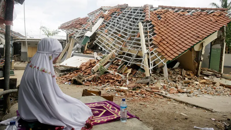 Bangunan Luluh Lantak, Korban Gempa Lombok Salat di Luar Ruangan