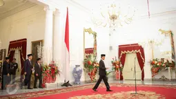 Presiden Jokowi (kanan) bersiap memberikan pernyataan pers terkait kecelakaan Pesawat Trigana di Papua, Jakarta, Senin (17/8/2015). Presiden telah menugaskan tim taktis untuk mengevakuasi Pesawat Trigana Air yang jatuh. (Liputan6.com/Faizal Fanani)