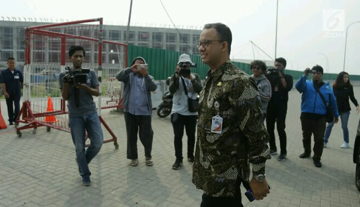 Ekspresi Gubernur DKI Jakarta Anies Baswedan saat memantau penyegelan bangunan di Pulau Reklamasi, Teluk Jakarta, Kamis (7/6). Anies mengatakan akan membentuk badan khusus yang mengatur reklamasi. (Liputan6.com/HO/Deka Wira Saputra)