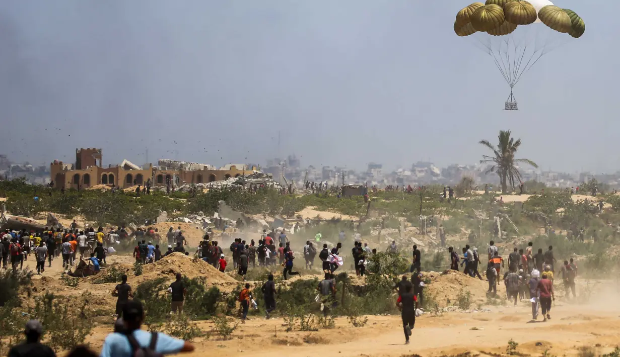 Hingga akhir Juli 2025, total bantuan yang telah dijatuhkan melalui udara tercatat mencapai lebih dari 1.200 ton. (Eyad BABA/AFP)