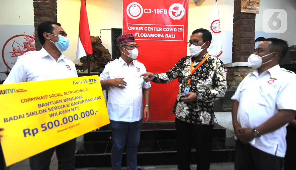 Direktur Utama PT Bank Tabungan Negara (Persero) Tbk. Haru Koesmahargyo (kedua kanan) menyerahkan secara simbolis bantuan CSR senilai Rp500 juta kepada Ketua Ikatan Keluarga Besar (IKB) masyarakat NTT-Flobamora yang berada di Denpasar, Bali, Jumat (09/04/2021). (Liputan6.com/Pool/BTN)