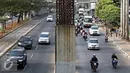 Sejumlah kendaraan saat melintasi Jalan Rasuna Said, Jakarta, Jumat (30/10). Presiden Joko Widodo menyatakan seluruh tiang pancang bekas monorel akan difungsikan sebagai tiang penyangga rel LRT. (Liputan6.com/Immanuel Antonius)