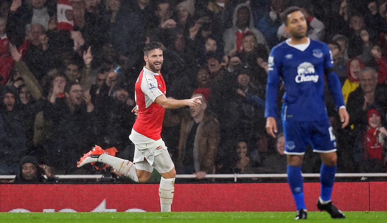 Striker Arsenal, Olivier Giroud, merayakan gol yang dicetaknya ke gawang Everton dalam lanjutan Liga Premier Inggris di Stadion Emirates, London, Inggris. Sabtu (24/10/2015) malam WIB. (Reuters/ Dylan Martinez)