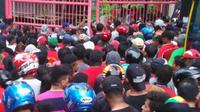Suporter Persipura Jayapura, Persipuramania antre masuk ke Stadion Mandala, Jayapura jelang laga pembuka Torabika Soccer Championship presented by IM3 Ooredoo antara Persipura Jayapura vs Persija Jakarta. (Bola.com/Nicklas Hanoatubun)