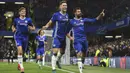 Para pemain Chelsea merayakan gol yang dicetak Diego Costa ke gawang Everton pada laga Premier League di Stamford Bridge Stadium, Inggris, Sabtu (11/2016). Chelsea menang 5-0 atas Everton. (AFP/Glyn Kirk)