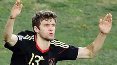 Selebrasi gol striker Jerman Thomas Mueller di laga perebutan tempat ketiga PD 2010 melawan Uruguay di Nelson Mandela Bay Stadium, Port Elizabeth, 10 Juli 2010. Jerman unggul 3-2. AFP PHOTO / CARL DE SOUZA 