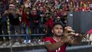 4. Gelandang Timnas Indonesia, Saddil Ramdani, melakukan swafoto dengan suporter usai laga melawan Thailand. (Bola.com/Vitalis Yogi Trisna)