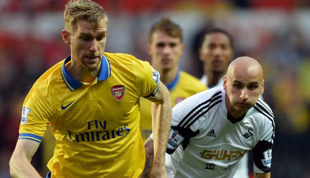 Pemain Arsenal Per Mertesacker di hadang oleh pemain Swansea City Jonjo Shelvey Pada pertandingan Liga Premier Inggris antara Swansea City dan Arsenal di Stadion Liberty di Swansea (28/09/13). (AFP/Paul Ellis)