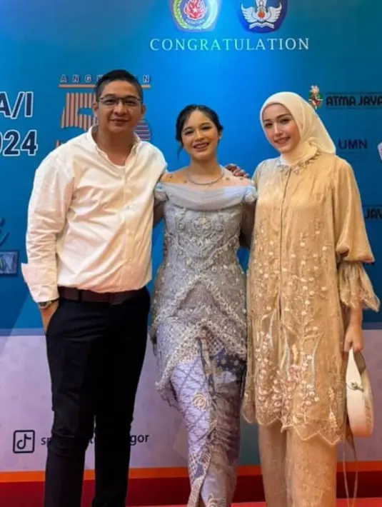 Berbeda dengan Okie, Adelia memilih tampil formal dengan busana earth tone. Dari atasan tunik dengan aksen embrodery yang memiliki lengan puff kerut, dipadukan celana panjang warna senada dengan atasan yang memiliki tekstur. [@pashaungu_vm]