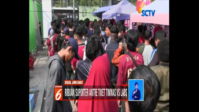 Ribuan suporter antre untuk dapatkan tiket pertandingan bola antara Indonesia vs Laos di Stadion Patriot Chandrabaga, Bekasi.