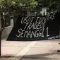 Spanduk berisi tuntutan pengusutan kasus Tragedi Semanggi terbentang di depan Kampus Unika Atma Jaya, Jakarta, Kamis (13/11/2014). (Liputan6.com/Faizal Fanani)