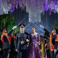 Intip gaun resepsi anak Ketua MPR RI Bamsoet Debby Pramestya yang resmi dipersunting Perwira Polisi. [Foto: IG/bambang.soesatyo].