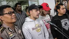 Aktor Riza Shahab memberi keterangan usai menjalani pemeriksaan oleh BNN di Polda Metro Jaya, Jakarta, Jumat (13/4). Riza Shahab ditangkap atas dugaan penyalahgunaan narkotika. (Liputan6.com/Faizal Fanani)