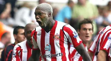 Sunderland&#039;s Djibril Cisse celebrates after scoring a goal against Tottenham Hotspur during their premiership match at White Hart Lane in London, on August 23, 2008. AFP PHOTO/BEN STANSALL