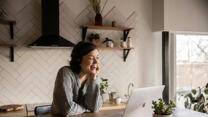 perempuan di depan laptop