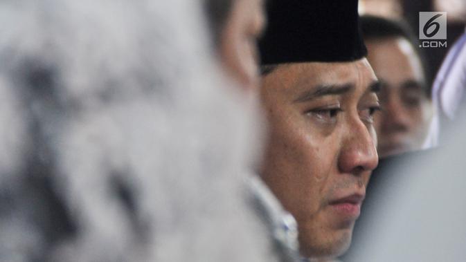 Anak presiden ke-6 RI Susilo Bambang Yudhoyono, Edhie Baskoro Yudhoyono menangis di dekat peti jenazah Ani Yudhoyono di Puri Cikeas, Bogor, Jawa Barat, Minggu (2/6/2019). (Liputan6.com/Immanuel Antonius)