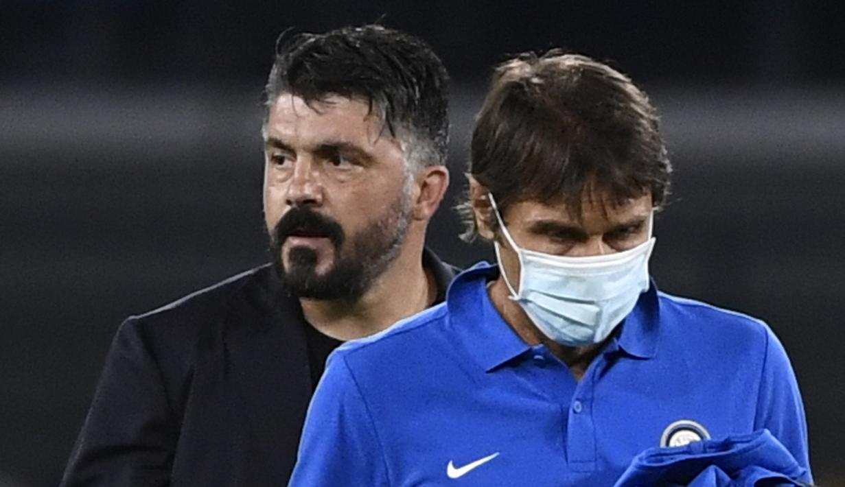 Pelatih Inter Milan, Antonio Conte, tertunduk lesu usai ditahan imbang Napoli pada laga Coppa Italia di San Paolo, Minggu (14/5/2020). Kedua tim bermain imbang 1-1. (AFP/Filippo Monteforte)