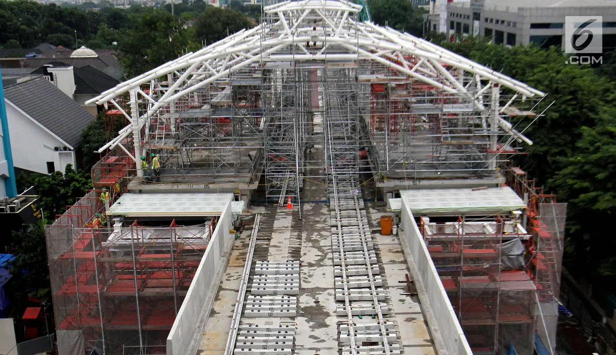 Suasana penyelesaian proyek pembangunan Stasiun MRT Sisingamangaraja di Jakarta, Rabu (29/11). Penyelesaian proyek MRT hingga akhir Oktober telah mencapai 83,07 persen. (Liputan6.com/JohanTallo)