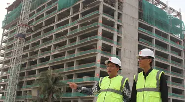 Project Dir. LRT City Jaticempaka-Gateway Park, Ibnu Mahmud Junaidi dan Manager Pemasaran PT Adhi Commuter Properti Djoko Santoso berbincang pada acara Topping Off Tower Accordeon LRT City Jaticempaka Gateway Park di Bekasi, Sabtu (17/11). (Liputan6.com)