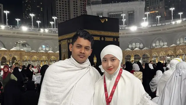 Yeni Inka Berhijab saat Umrah Bersama Suami dan Anaknya, Anggun dan Bikin Pangling