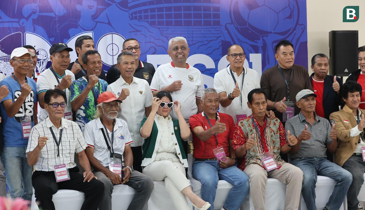 Para pengurus PSSI berfoto bersama dengan sejumlah mantan pemain dalam perayaan ulang tahun PSSI yang ke-69 di Stadion Gelora Delta, Sidoarjo, Jawa Timur, Minggu (19/04/2026). (Bola.com/M Iqbal Ichsan)