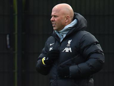 Pelatih Liverpool, Arne Slot saat memimpin latihan jelang laga lanjutan Liga Champions 2024/2025 melawan Girona di AXA training centre, Liverpool, Inggris, Senin (09/12/2024) waktu setempat. (AFP/Peter Powell)