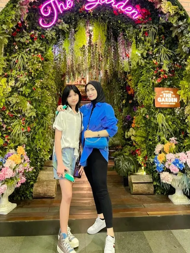 6 Potret Imel Putri Cahyati Bareng Sang Anak yang Beranjak Remaja, Bak Kakak Adik