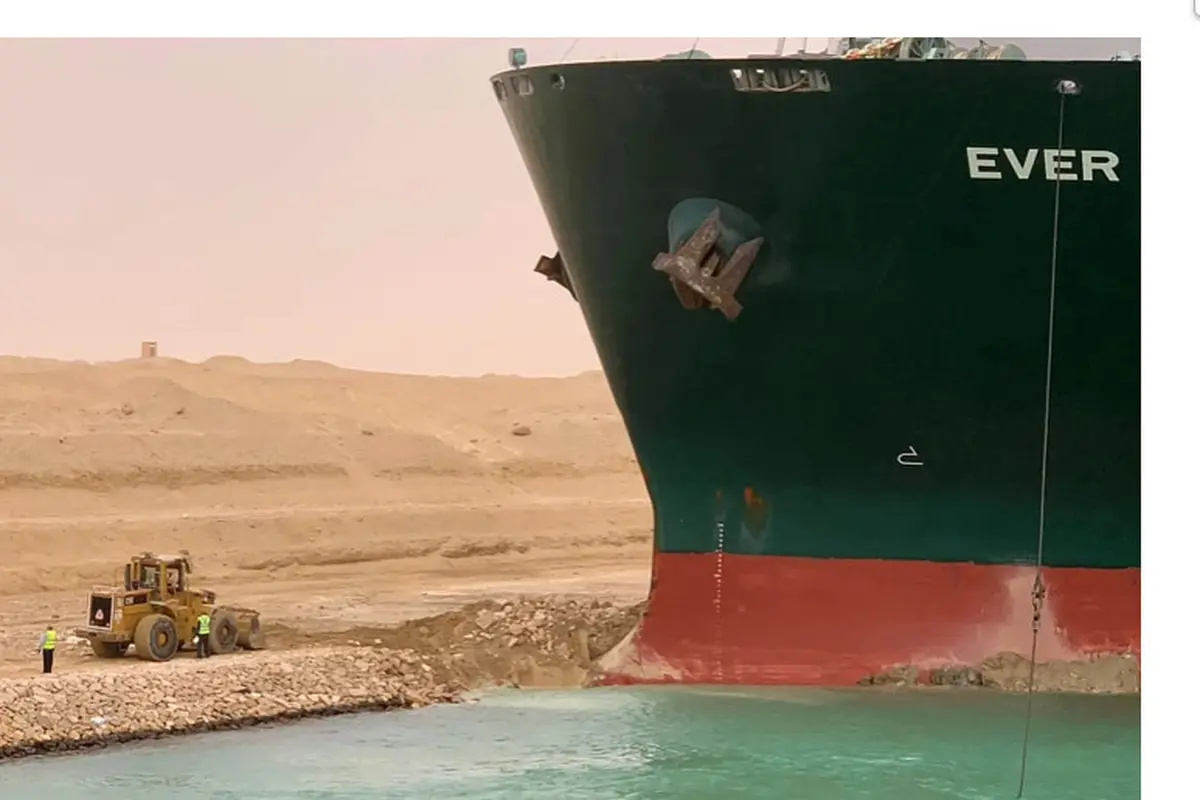 Kontainer di Kanal Suez