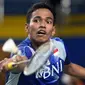 Pemain badminton Indonesia Chico Aura Dwi Wardoyo bertanding melawan pemain badminton Jepang Kento Momota pada pertandingan kualifikasi tunggal putra Badminton Asia Championships 2022 di Muntinlupa, Filipina, Rabu (27/4/2022). (AP Photo/Aaron Favila)