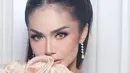 Melengkapi tampilannya dengan anting-anting rain drop. Rambut hitamnya ditata rapi bagian depan dengan bagian belakang terurai.  [@krisdayantilemos]